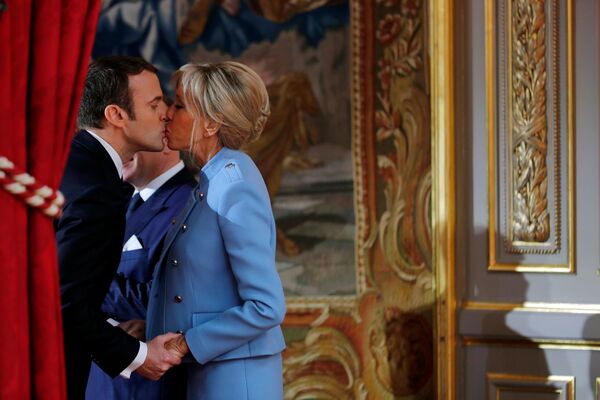 امانوئل  ماکرون، رئیس جمهور فرانسه  همراه همسرش بریجیت  در مراسم تحلیف  ریاست جمهوری در پاریس - اسپوتنیک ایران  