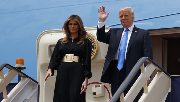 Президент США Дональд Трамп с женой на встрече в Королевском терминале международного аэропорта короля Халида в Эр-Рияде - اسپوتنیک ایران  
