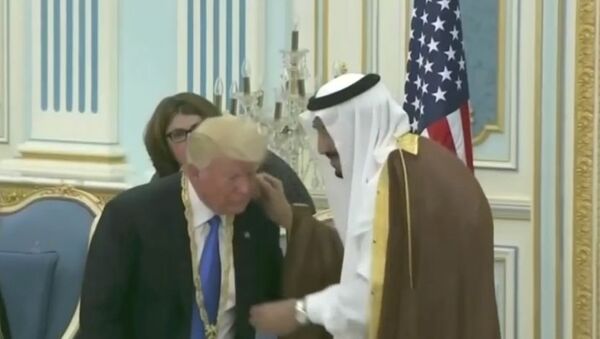 تعظیم جنجالی ترامپ در مقابل پادشاه سعودی (ویدئو) - اسپوتنیک ایران  