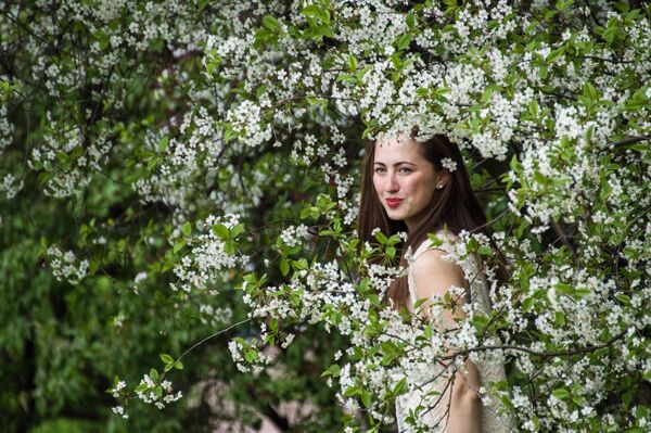 دختری در باغ سیب - اسپوتنیک ایران  