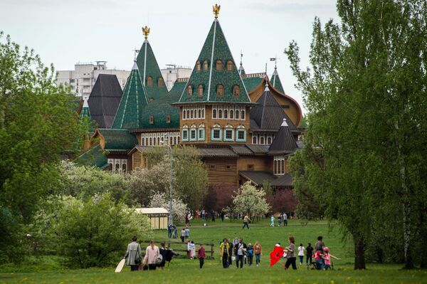 اهالی شهر در باغ سیب پارک کالومنسک مسکو استراحت می کنند. - اسپوتنیک ایران  