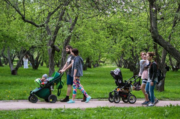 اهالی شهر در باغ سیب پارک کالومنسک مسکو استراحت می کنند. - اسپوتنیک ایران  