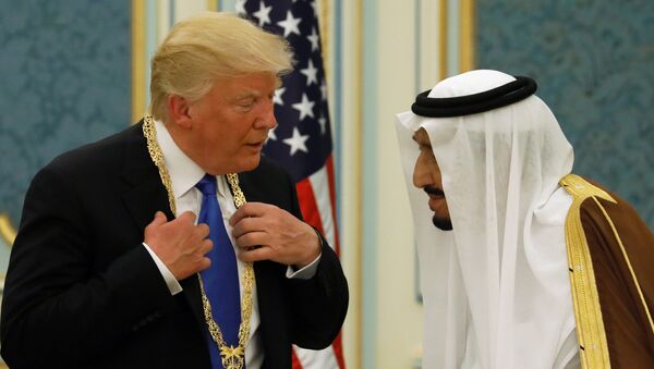 Saudi Arabia's King Salman bin Abdulaziz Al Saud (R) presents U.S. President Donald Trump with the Collar of Abdulaziz Al Saud Medal at the Royal Court in Riyadh, Saudi Arabia May 20, 2017 - اسپوتنیک ایران  
