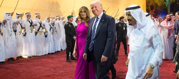 دونالد ترامپ به همراه همسرش ملانیا در کنار سلمان بن عبدالعزیز آل سعود پادشاه عربستان در ریاض دونالد ترامپ به همراه همسرش ملانیا در کنار سلمان بن عبدالعزیز آل سعود پادشاه عربستان در ریاض - اسپوتنیک ایران