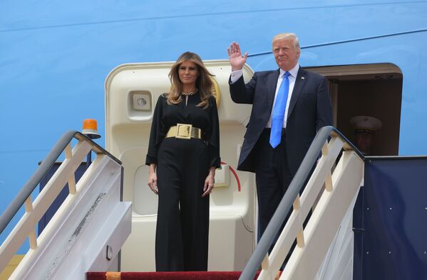 دونالد ترامپ به همراه همسرش ملانیا در فرودگاه ریاض، عربستان سعودی. - اسپوتنیک ایران  