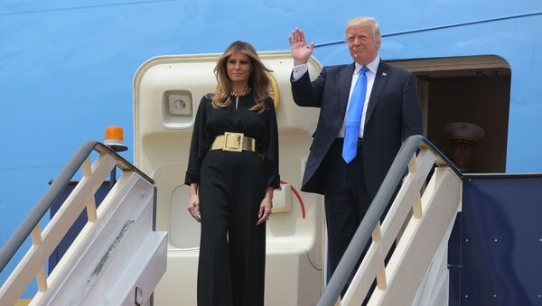 Президент США Дональд Трамп с женой Меланьей в аэропорту Эр-Рияда, Саудовская Аравия - اسپوتنیک ایران  