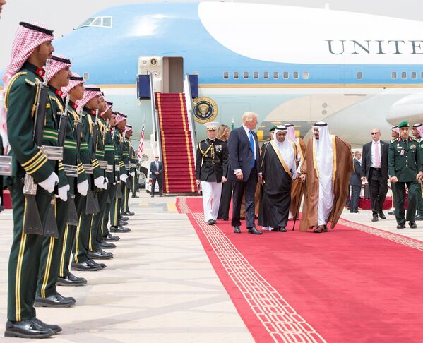 دونالد ترامپ و سلمان بن عبدالعزیز آل سعود پادشاه عربستان در فرودگاه ریاض - اسپوتنیک ایران  
