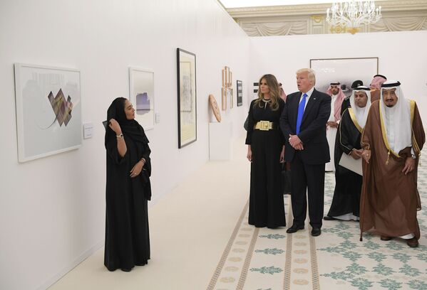 دونالد ترامپ به همراه همسرش ملانیا در کنار سلمان بن عبدالعزیز آل سعود در نمایشگاه هنرهای مدرن ریاض - اسپوتنیک ایران  