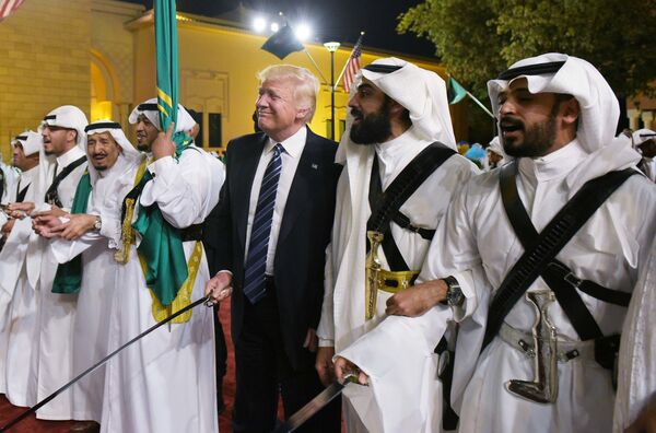 دونالد ترامپ شاهد رقص شمشیر قبل از یک ضیافت در کاخ پادشاهی - اسپوتنیک ایران  