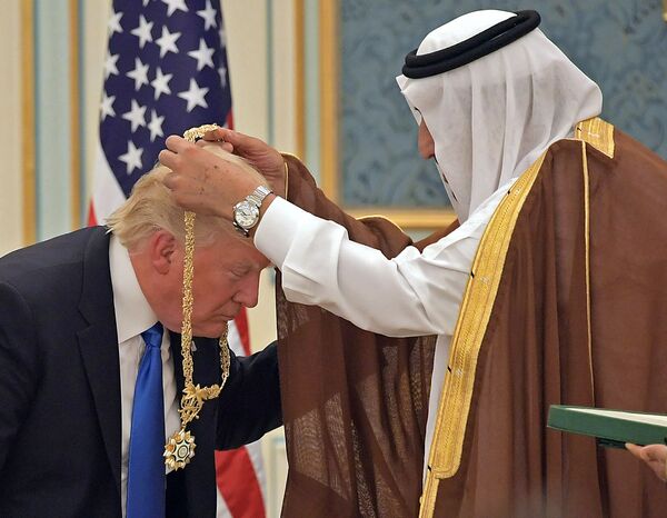 دونالد ترامپ و سلمان بن عبدالعزیز آل سعود در لحظه تقدیم نشان افتخار به رئیس جمهور آمریکا - اسپوتنیک ایران  