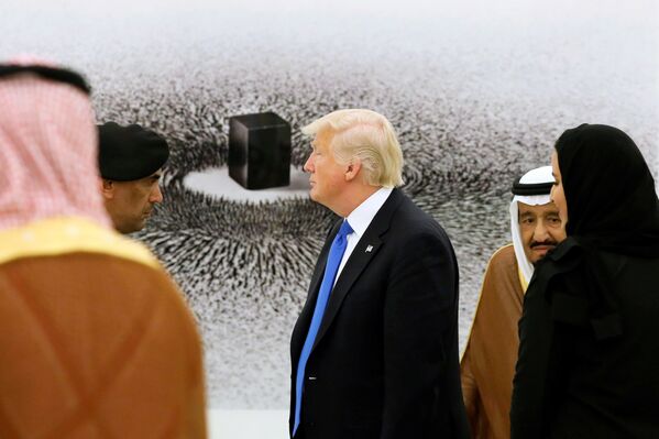 بادید دونالد ترامپ و سلمان بن عبدالعزیز آل سعود از کلکسیون نقاشی در کاخ پادشاهی در ریاض - اسپوتنیک ایران  