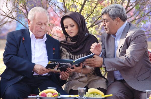 سفر ویکتور گورباتکو فضانورد روسیه به اصفهان سفر ویکتور گورباتکو فضانورد روسیه به اصفهان - اسپوتنیک ایران