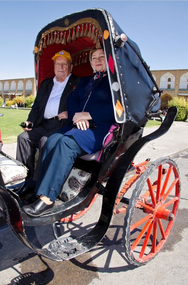 سفر ویکتور گورباتکو فضانورد روسیه به اصفهان سفر ویکتور گورباتکو فضانورد روسیه به اصفهان - اسپوتنیک ایران