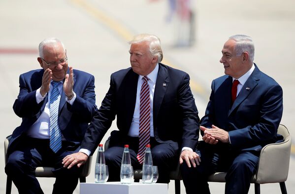 رووین ریولین رییس جمهور اسرائیل، دونالد ترامپ رئیس جمهور آمریکا و نخست وزیر اسرائیل بنیامین نتانیاهو در فرودگاه تل آویو - اسپوتنیک ایران  