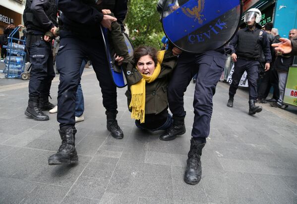 بازداشت یکی ازشرکت کنندگان در اعتراضات در آنکارا ترکیه توسط پلیس - اسپوتنیک ایران  