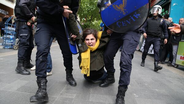 بازداشت یکی ازشرکت کنندگان در اعتراضات در آنکارا ترکیه توسط پلیس - اسپوتنیک ایران  