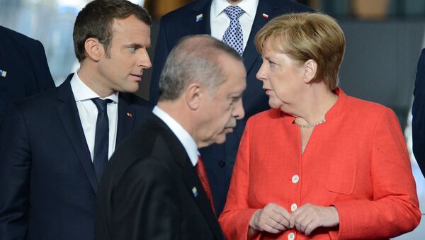 Президент Франции Эммануэль Макрон, президент Турции Реджеп Тайип Эрдоган и федеральный канцлер ФРГ Ангела Меркель на саммите НАТО в Брюсселе - اسپوتنیک ایران  