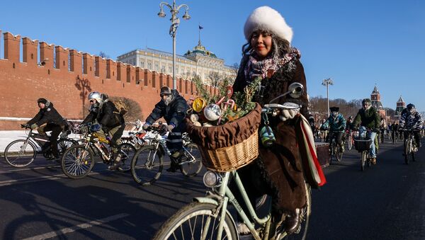 Участники Второго зимнего Московского Велопарада на Кремелвской набережой - اسپوتنیک ایران  