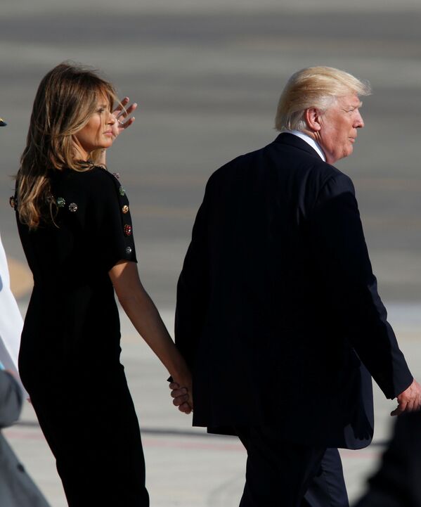 دونالد ترامپ رئیس جمهور آمریکا همراه همسرش ملانیا ترامپ در پایگاه نظامی در ایتالیا - اسپوتنیک ایران  