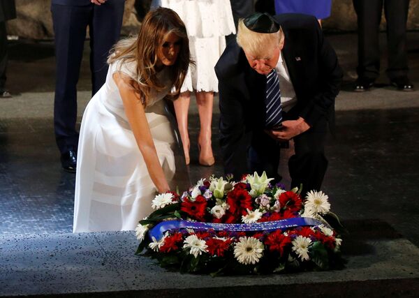 دونالد ترامپ رئیس جمهور آمریکا همراه همسرش ملانیا ترامپ در مرکز یادبود « یاد فاشیم» اورشلیم - اسپوتنیک ایران  