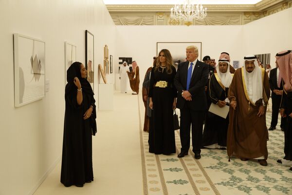 دونالد ترامپ رئیس جمهور آمریکا همراه همسرش ملانیا ترامپ و سلمان بن عبدل عزیز السعود پادشاه عربستان سعودی در نمایشگاه هنر مدرن در الریاض - اسپوتنیک ایران  