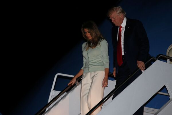 دونالد ترامپ رئیس جمهور آمریکا همراه همسرش ملانیا در حال خروج از هواپیمای ریاست جمهوری پس از اولین سفر جهانی - اسپوتنیک ایران  