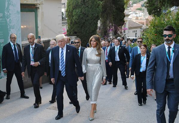 دونالد ترامپ رئیس جمهور آمریکا همراه همسرش ملانیا ترامپ در سیسیل در زمان سفر جهانی - اسپوتنیک ایران  