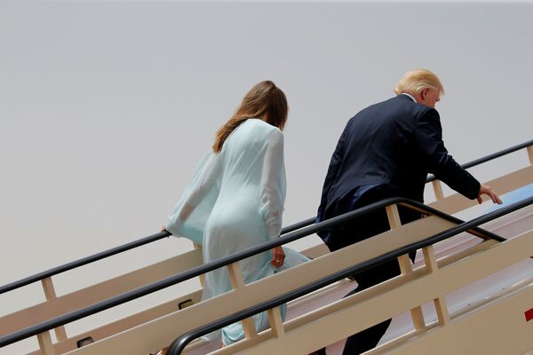 دونالد ترامپ رئیس جمهور آمریکا همراه همسرش ملانیا ترامپ در داخل هواپیما - اسپوتنیک ایران  
