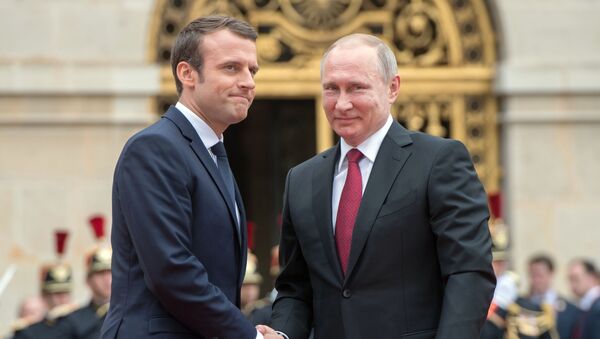 Президент Франции Эммануэль Макрон и президент России Владимир Путин во время встречи во дворце Большой Трианон замка Версаль в Париже - اسپوتنیک ایران  