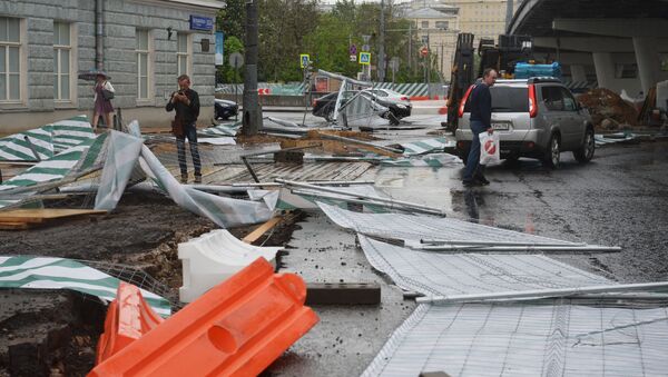 Сорванный ураганом заградительный забор на улице Остоженка в Москве - اسپوتنیک ایران  