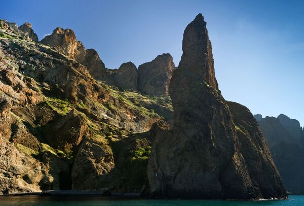 صخره های رشته کوه آتشفشانی در پارک ملی « قره داغ» در شبه جزیره کریمه - اسپوتنیک ایران  