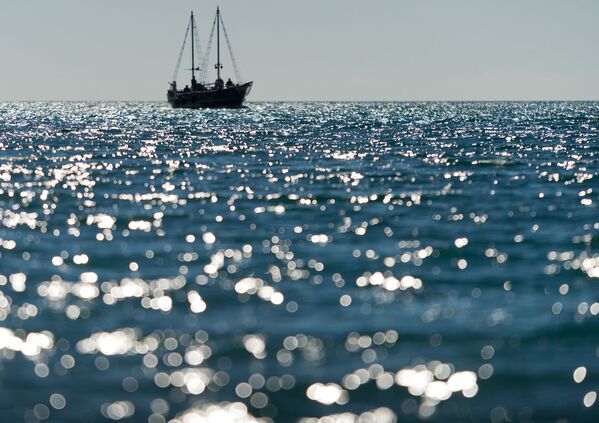 قایق گردشگری در آبهای ساحلی پارک ملی « قره داغ» در شبه جزیره کریمه - اسپوتنیک ایران  