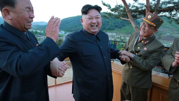 Лидер КНДР Ким Чен Ын во время запуска баллистической ракеты средней дальности Hwasong-12 - اسپوتنیک ایران  