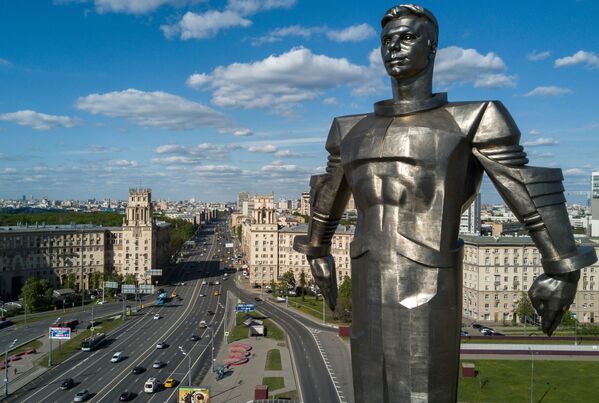 مجسمه یادبود یوری گاگارین، اولین فضانورد جهان در خیابان « لنین» در مسکو - اسپوتنیک ایران  
