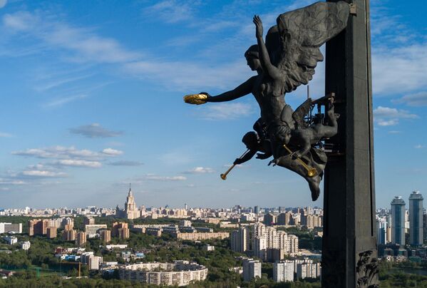 مجسمه الهه پیروزی « نیکا» بالای مجسمه یادبود پیروزی بر تپه « پاکلونی» در مسکو - اسپوتنیک ایران  