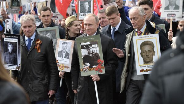 حضور رئیس جمهور روسیه در راهپیمایی هنگ جاویدان + ویدئو - اسپوتنیک ایران  