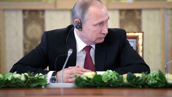 Президент РФ Владимир Путин во время встречи с представителями мировых информационных агентств на ПМЭФ-2017 - اسپوتنیک ایران  