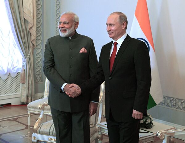 نارندرا  مودی نخست وزیر هند  و ولادیمیر پوتین رئیس جمهور روسیه  در زمان دیدار در چارچوب  همایش بین المللی اقتصادی  2017 در  کاخ « کنستانتینوف» در « استرلنی» سن پیترزبورگ - اسپوتنیک ایران  