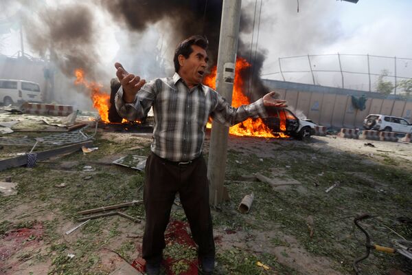 مردی در محل انفجار کابل - اسپوتنیک ایران  