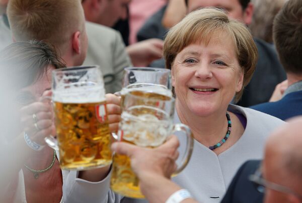آنگلا مرکل  صدر اعظم آلمان  با آبجو در دست در جشنواره « ترودرینگ»  در مونیخ - اسپوتنیک ایران  
