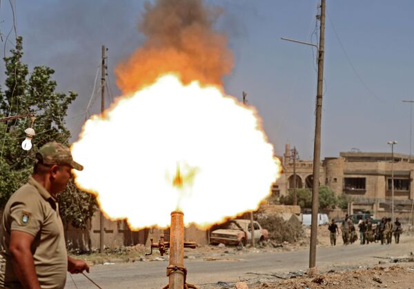 نظامیان عراقی  در حال آتشباری  از خمپاره انداز در غرب موصل - اسپوتنیک ایران  