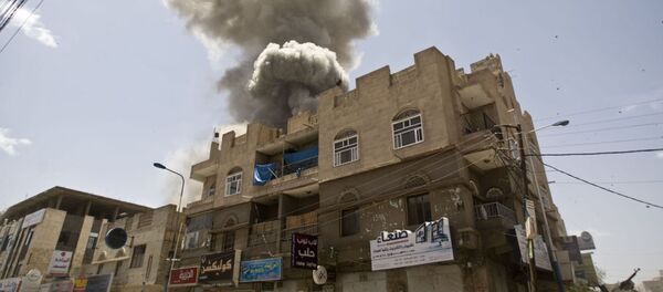 Дым после авиаобстрела над домом бывшего президента Йемена Али Абдалла Салеха в Сане Дым после авиаобстрела над домом бывшего президента Йемена Али Абдалла Салеха в Сане - اسپوتنیک ایران