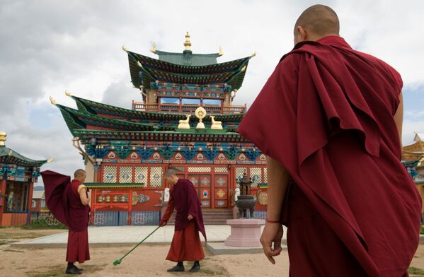 اینحا تبت است؟ نخیر، اینجا کاخ« پاندیتو خامبو» لامای 12 - داشی دورژو ایتیگئلوف در معبد Ivolginsky Datsan است - اسپوتنیک ایران  