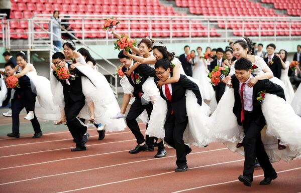 مسابقات در زمان برگزاری مراسم ازدواج دسته جمعی در چین - اسپوتنیک ایران  