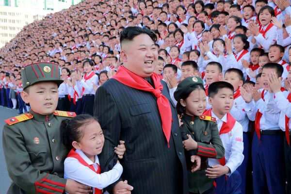 کیم جونگ اون رهبر کره شمالی با شرکت کنندگان 8-مین کنگره اتحادیه کودکان کره در پیونگ یانگ - اسپوتنیک ایران  