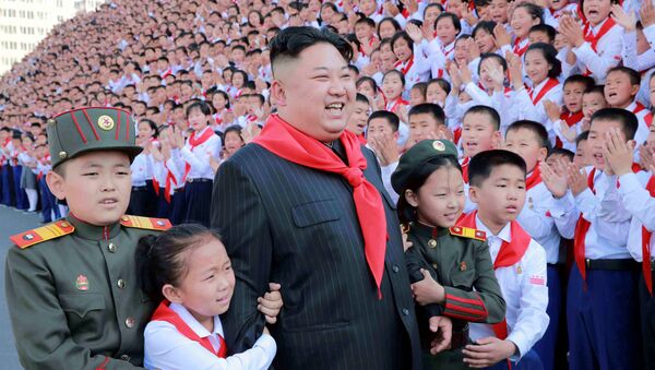 Лидер КНДР Ким Чен Ын с участниками VIII Конгресса Союза детей Кореи в Пхеньяне - اسپوتنیک ایران  