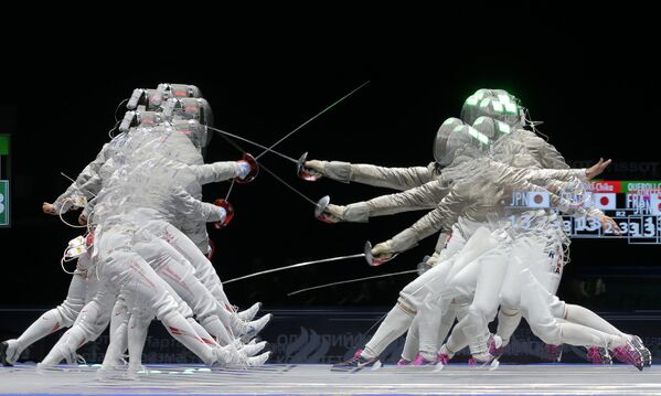 آئوکی تیکا از ژاپن و کارولین کرولی در مسابقه جهانی شمشیر بازی «شمشیر مسکویی-2017» در بین زنان - اسپوتنیک ایران  