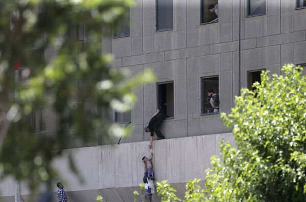 نجات افراد از ساختمان مجلس شورای اسلامی ایران در تهران - اسپوتنیک ایران  