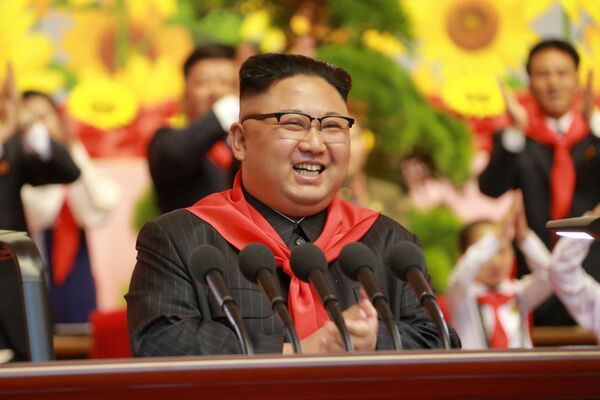 کیم جونگ اون رهبر کره شمالی در هشتمین اجلاس اتحادیه  کودکان کره در پیونگ یانگ - اسپوتنیک ایران  