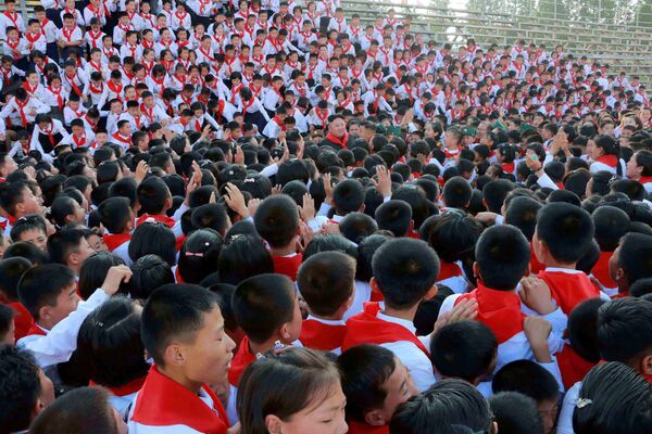 شرکت کنندگان  در حال خوشامد گویی به کیم جونگ اون رهبر کره شمالی در هشتمین اجلاس اتحادیه  کودکان کره در پیونگ یانگ - اسپوتنیک ایران  